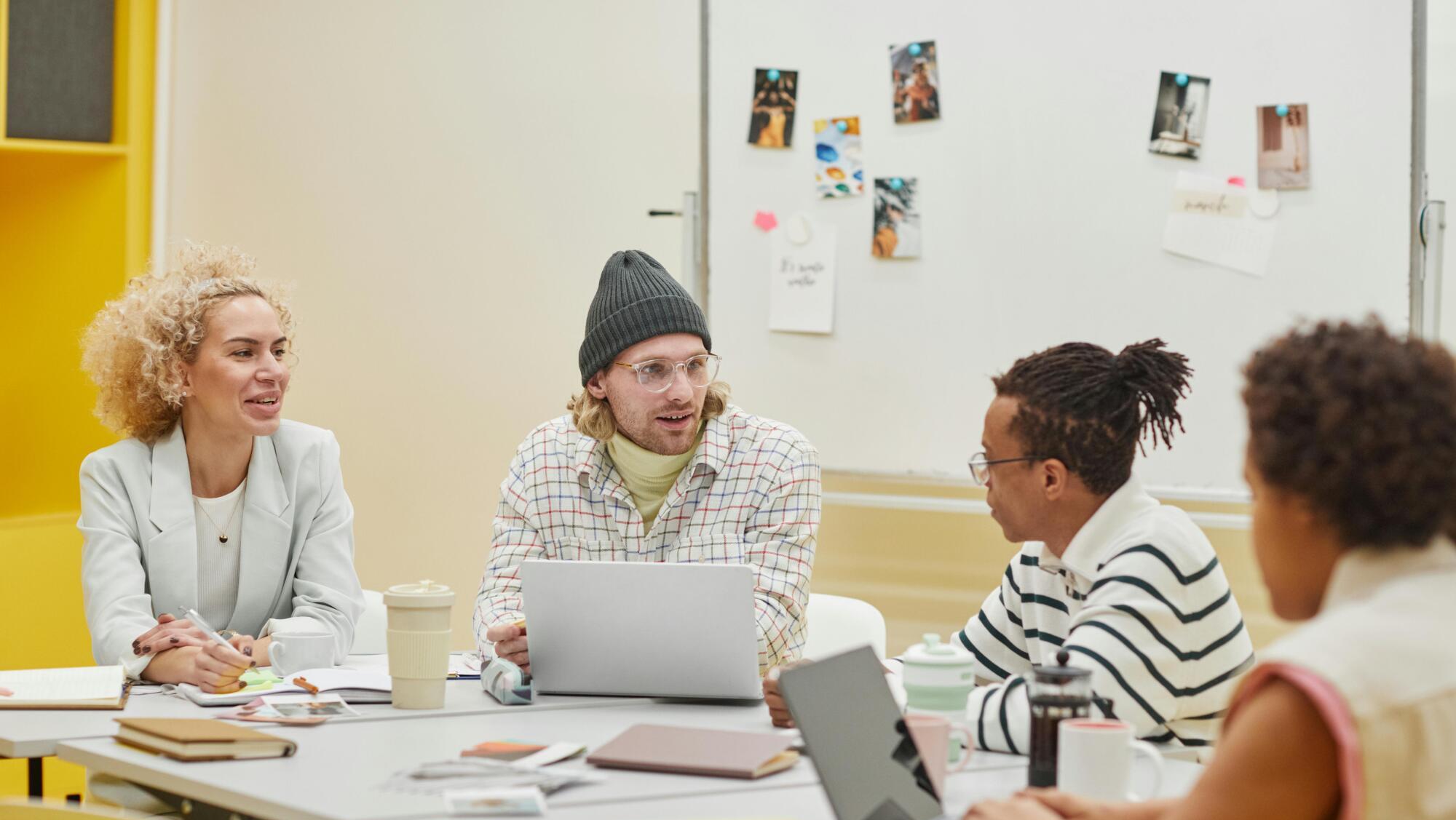 Team som har möte på ett kontor, som symbol för hur det digitala landskapet förändras