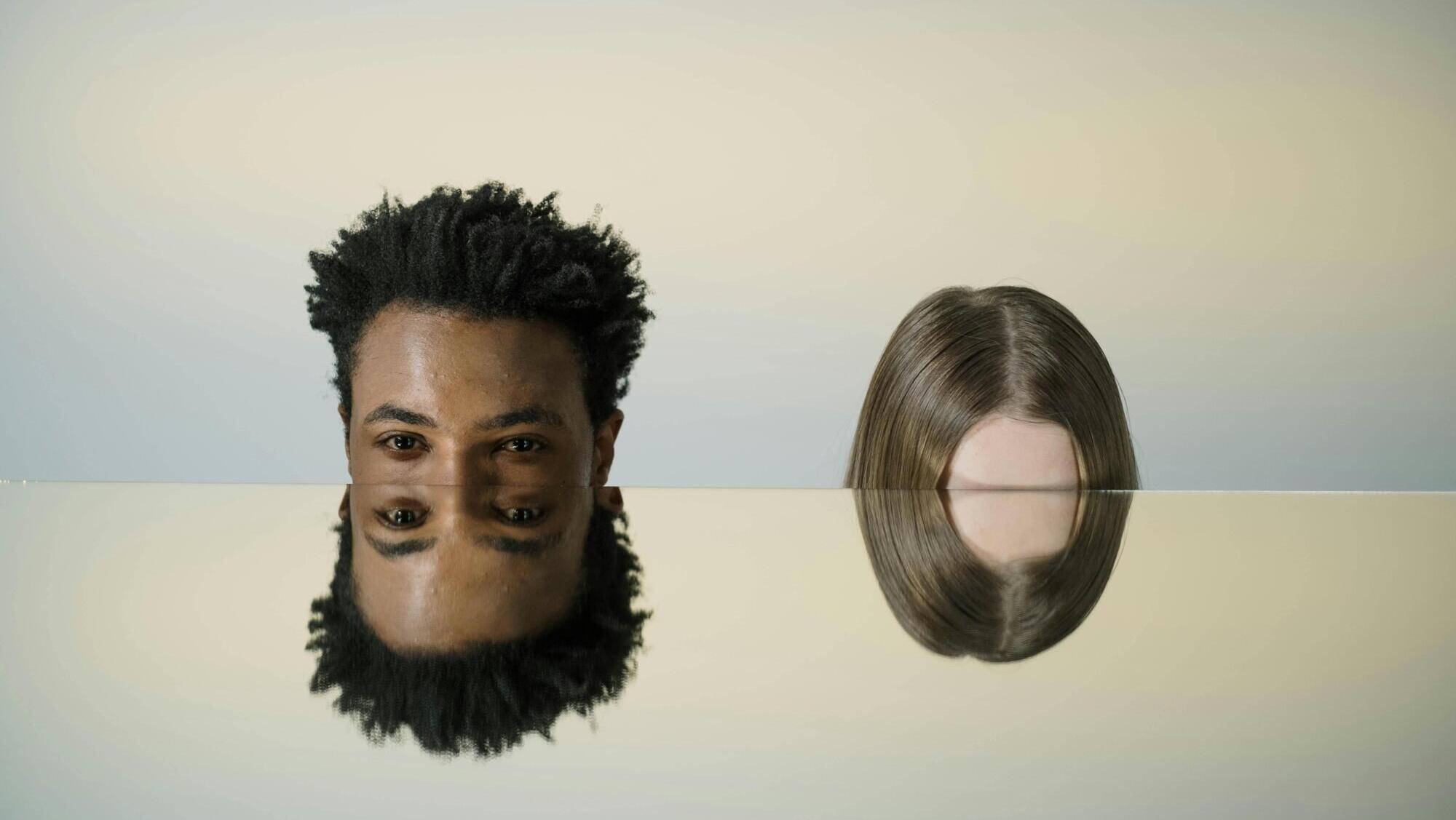 förvrängd bild på kvinna och man, som symbol för att ai hallucinerar