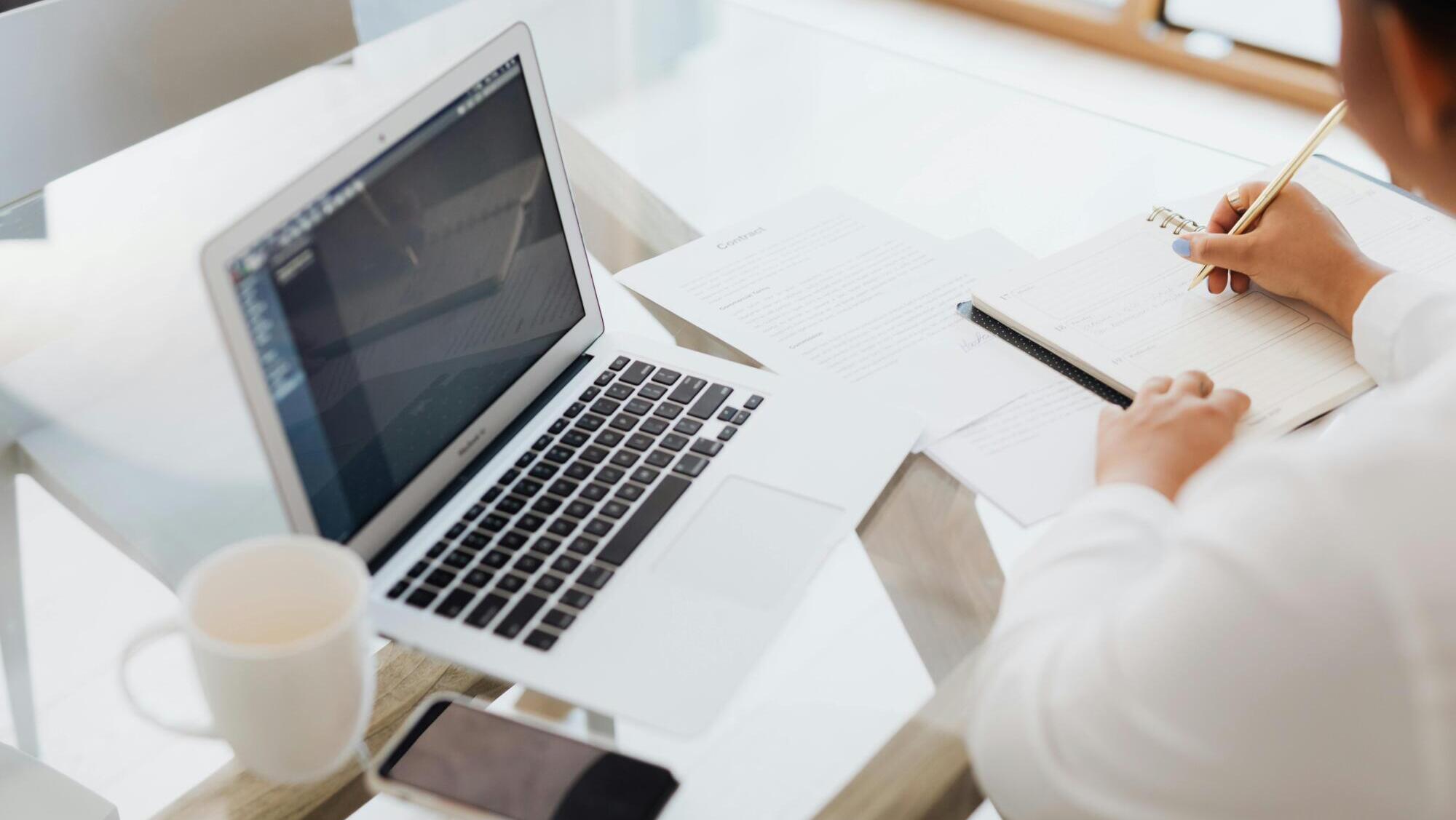 Arbeta framför datorn med kommunikation as a service