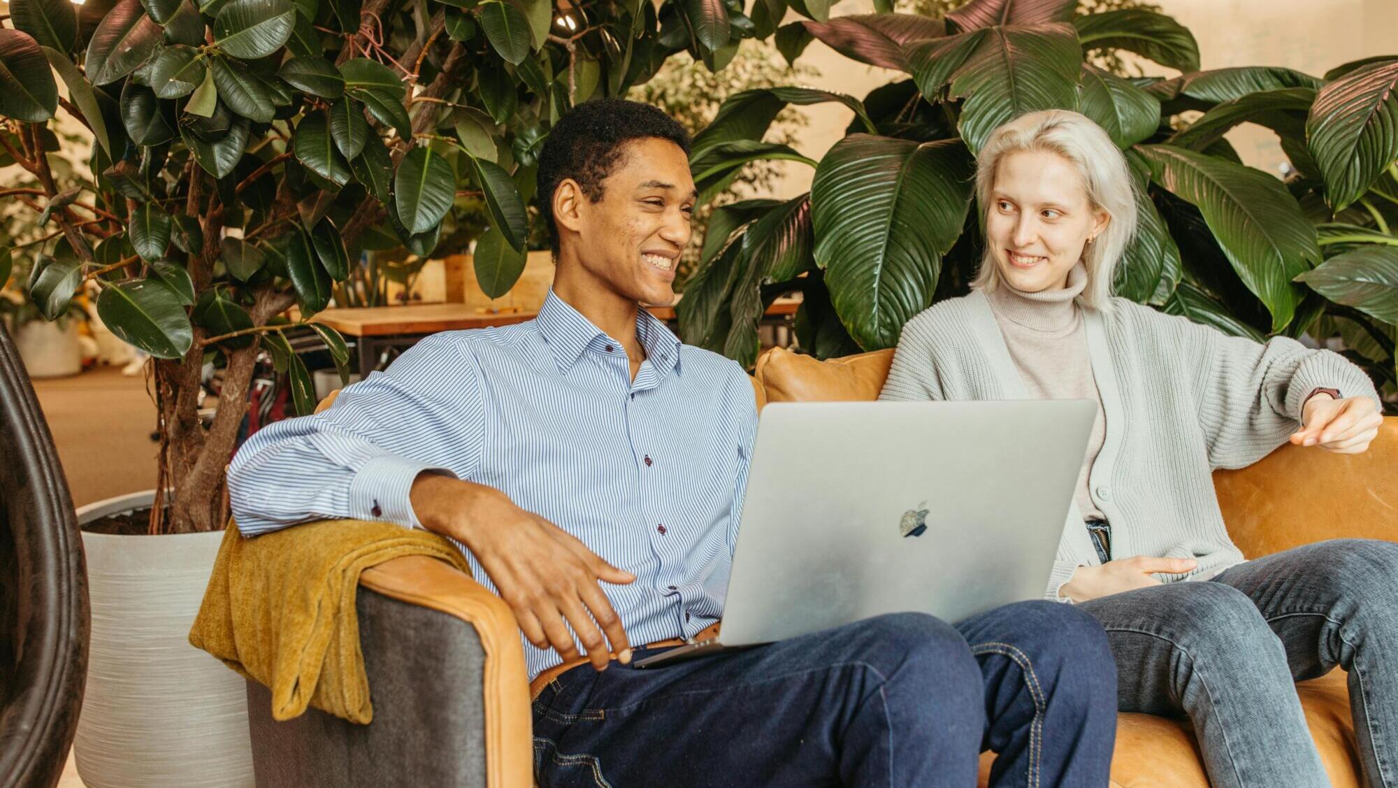 Två kollegor som pratar, som symbol för att arbeta bättre tillsammans med an AI-policy.