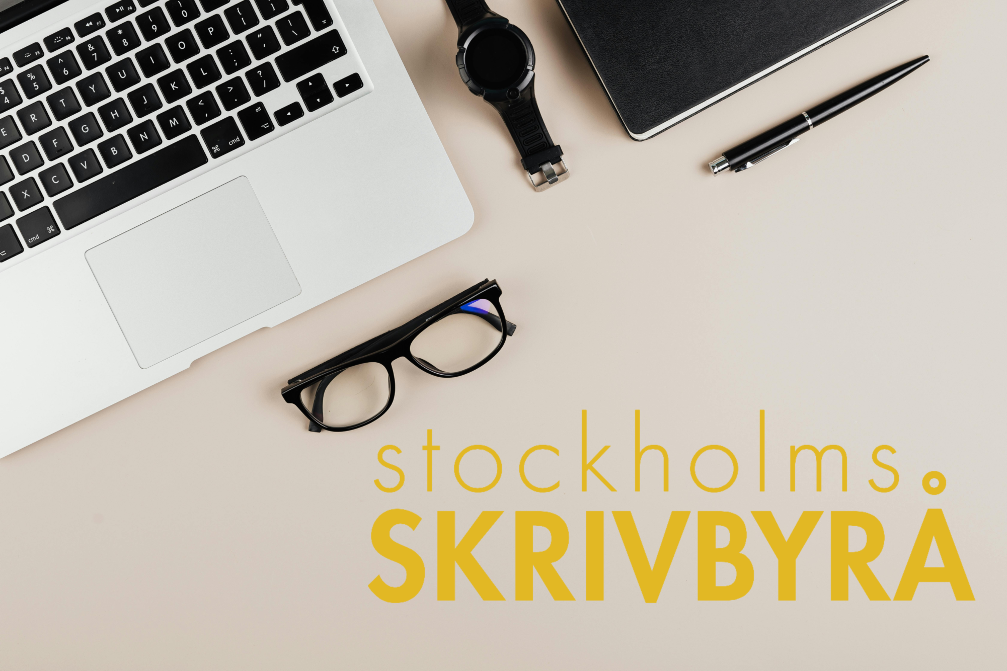 Bild på en laptop med klartext på ett skrivbord.
